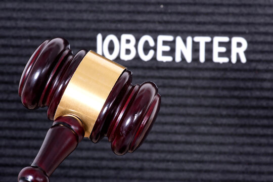 Jobcenter und Richterhammer als Symbol f&uuml;r die Klagen gegen den Jobcenter vor dem Sozialgericht