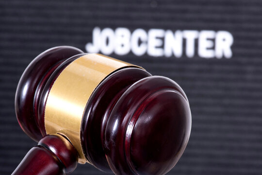 Jobcenter und Richterhammer als Symbol f&uuml;r die Klagen gegen den Jobcenter vor dem Sozialgericht
