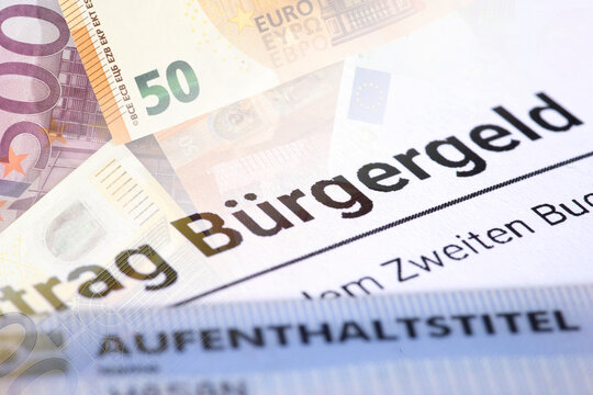 Euro Geldscheine, Antrag auf B&uuml;rgergeld und Dokument Aufenthaltstitel als Symbol f&uuml;r die Zahlungen von Sozialleistungen an ausl&auml;ndische B&uuml;rger in Deutschland
