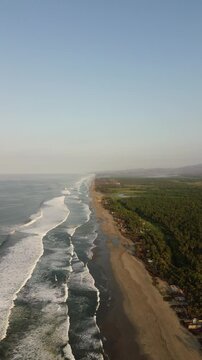 Toma vertical dron playa azul michoacan