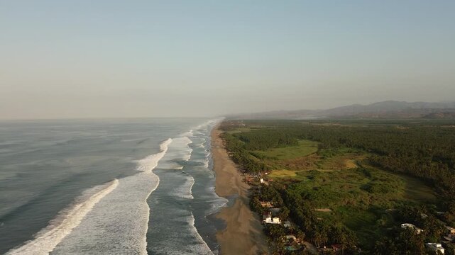 Toma horizontal dron playa azul michoacan