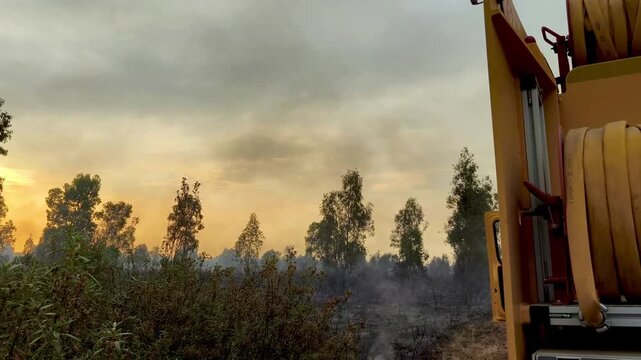 Camion motobomba de incendios forestales en incendio 
