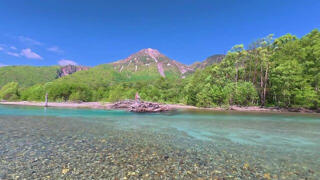 初夏の上高地・梓川の清流と焼岳