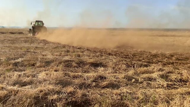 Tractor creando Corta fuegos en incendio agr&iacute;cola 