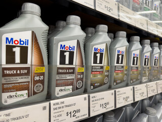 Obraz premium Mobil 1 Motor Oil Bottles On O'Reilly Auto Parts Shelf