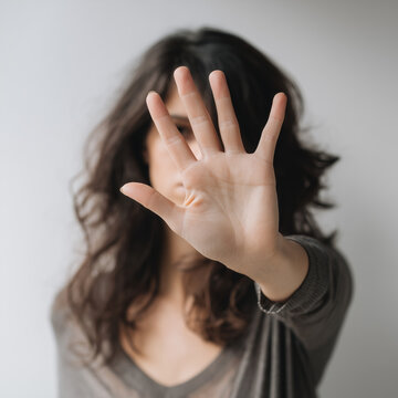 me too Frau mit ausgestreckter Hand in Stop-Geste vor unscharfem Hintergrund &ndash; Grenzen setzen, Ablehnung, Schutz, Selbstbestimmung und modernes Lifestyle-Portrait mit Copyspace