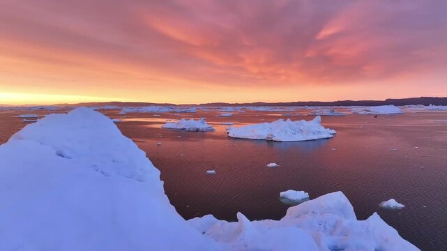 Eisberge in der wundersch&ouml;nen bunten romantischen Mitternachtssonne in Gr&ouml;nland in Ilulissat mit der Drohne aufgenommen