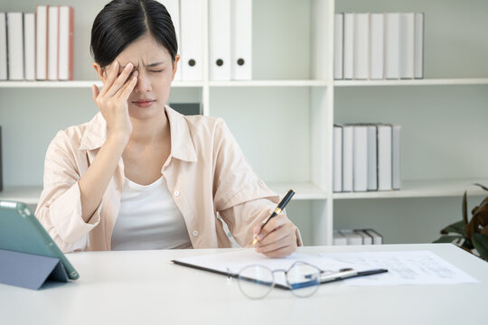 Eye problems, Asian women with tired and irritated eyes, eye rubbing, dry, eye pain after work, migraine, headache, blurred vision, photophobia, eye hurt from Read a book for a long time.