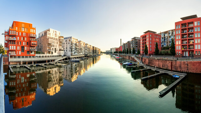 Germany, Frankfurt, modern luxury apartment buildings at Westhafen