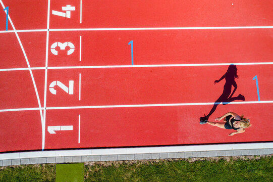 Athletic sports, female sprinter, finish from above