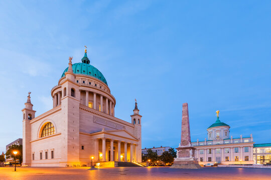Germany, Potsdam, view to St. Nicholas church, obelisk and old city hall at old market in the evening