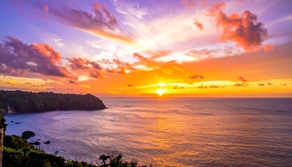 絶壁の崖上から見下ろす海岸線と水平線に沈む夕日・オレンジと紫が混ざる壮大な海の夕焼け絶景
