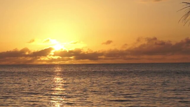 石垣島の海辺で見る幻想的な夕日