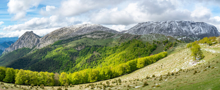Vista panor&aacute;mica de la Pe&ntilde;a Ezkaurre cubierta de nieve, en Isaba, Valle del Roncal, comunidad foral de Navarra, Espa&ntilde;a.
