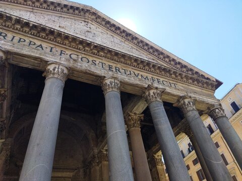 Detalle de las columnas corintias e inscripci&oacute;n latina en el p&oacute;rtico del Pante&oacute;n de Agripa, Roma, Italia.