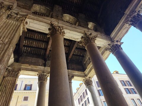Vista desde el interior del p&oacute;rtico del Pante&oacute;n de Roma con columnas de granito y techo de madera, Italia.