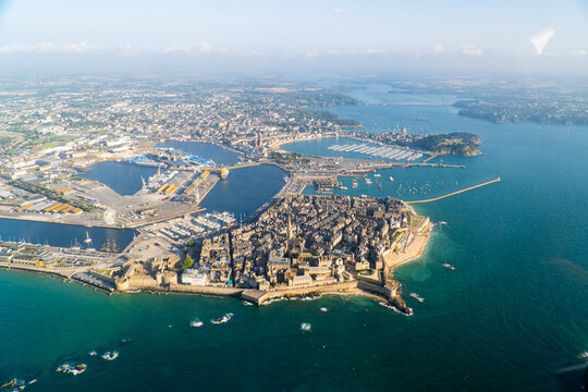 Survol de la cit&eacute; corsaire de Saint‑Malo