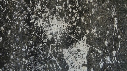 Obraz premium Abstract grunge texture of an old weathered concrete wall with peeling white paint and dark mold stains
