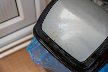 Obraz premium Stainless steel trash can lid with accumulated dirt and grime, showing need for cleaning and hygiene in a domestic kitchen