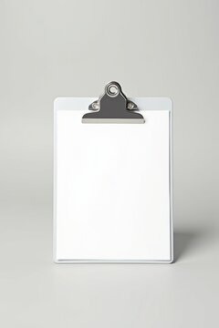 Portapapeles con un clip resistente que sujeta un bloc de notas blanco en blanco, clip de metal
