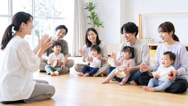 親子で参加する明るいリトミック教室の楽しいひととき