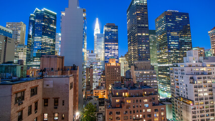 Naklejka premium Manhattan Skyline at Sunset, Illuminating the Majestic Skyscrapers of New York