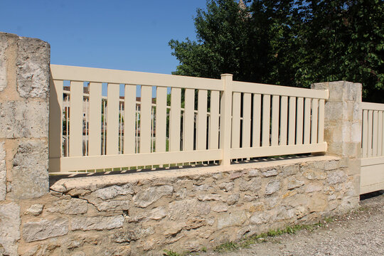 Cl&ocirc;ture sur muret en PVC couleur sable