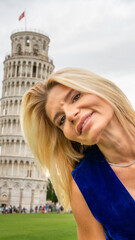 Obraz premium Happy woman with graduation cap enjoying the festive atmosphere at Pisa’s famous landmark