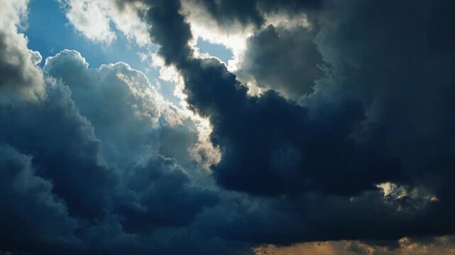Nuvens din&acirc;micas ao p&ocirc;r do sol acima do c&eacute;u com fundo de timelapse de n&eacute;voa m&iacute;stica.