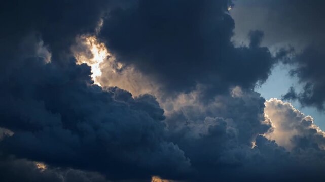 Nuvens din&acirc;micas ao p&ocirc;r do sol acima do c&eacute;u com fundo de timelapse de n&eacute;voa m&iacute;stica.