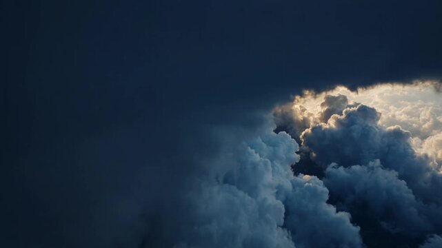 Nuvens din&acirc;micas ao p&ocirc;r do sol acima do c&eacute;u com fundo de timelapse de n&eacute;voa m&iacute;stica.