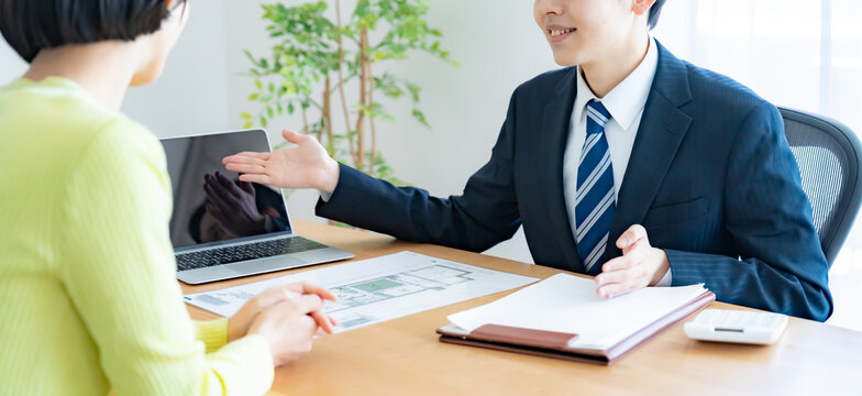 聞き取りをする不動産営業マンと女性