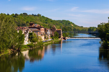 Obraz premium Historic center of Villemur-sur-Tarn on the riverbank seen from the Pont Eugène Boudy bridge