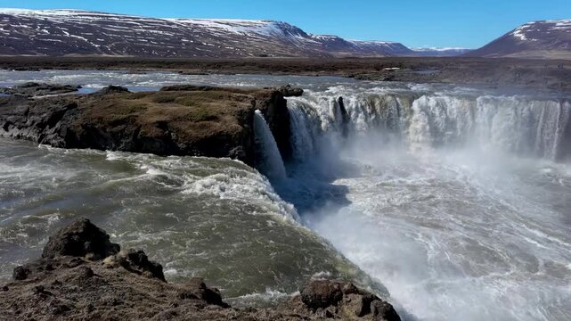 Cascade de Godafoss en Islande.au ralenti sous un beau ciel bleu