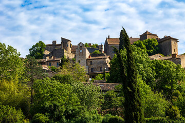 Obraz premium Panoramic view of the medieval village of Bruniquel from the plain to the south