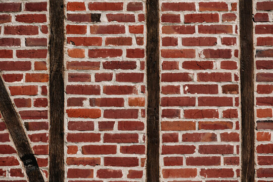 Mur de briques avec poutres en bois