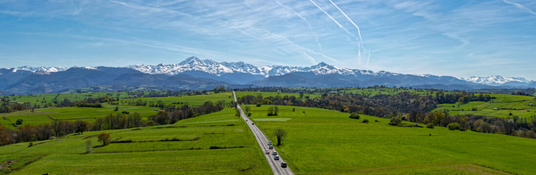 Les panoramas des Pyr&eacute;n&eacute;es &agrave; la sortie de l'hiver