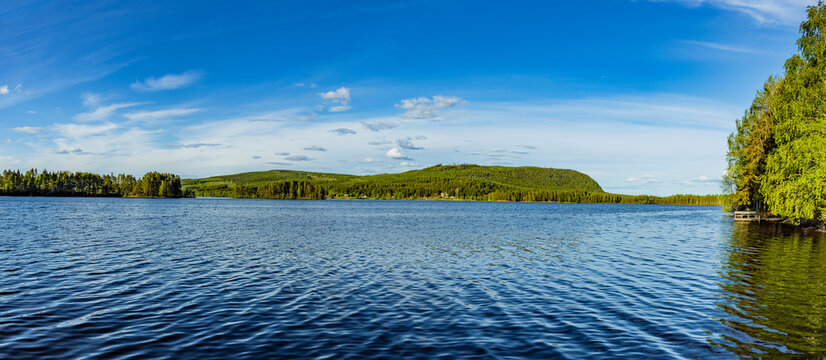 Blauer Himmel &uuml;ber einem See in Schweden