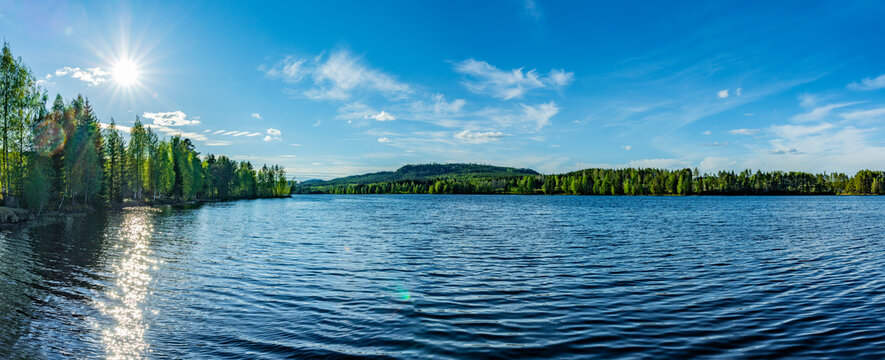 Blauer Himmel &uuml;ber einem See in Schweden