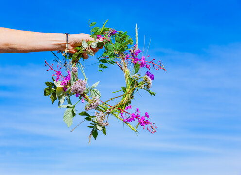 Blumenkranz f&uuml;r Mittsommr in Schweden in einer Hand