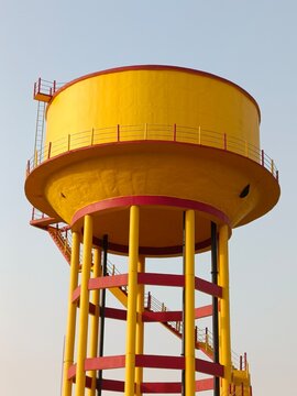 A large-sized water tank capable of supplying water to the entire village.