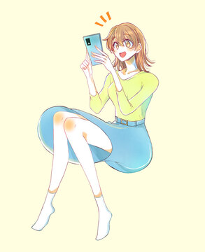 嬉しそうにスマホを触る女性　座る　スカート　屋内