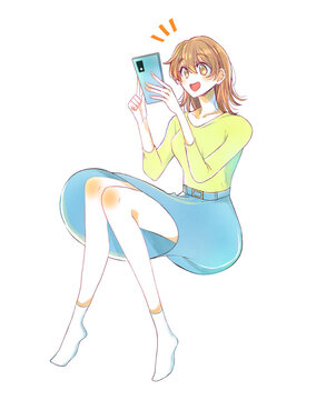 嬉しそうにスマホを触る女性　座る　スカート　屋内