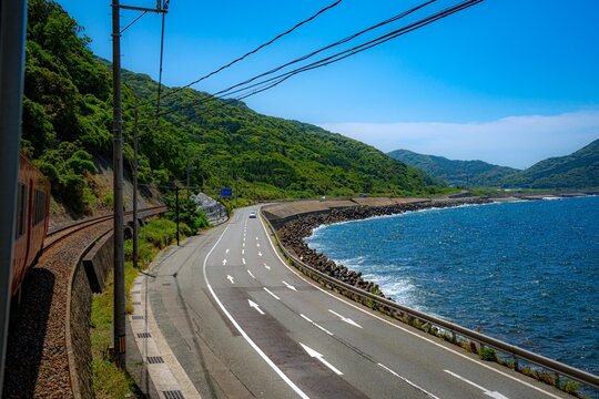 山陰線車窓から望む日本海