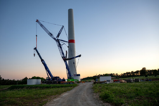 Aufbau einer 275 Meter Windkraftanlage