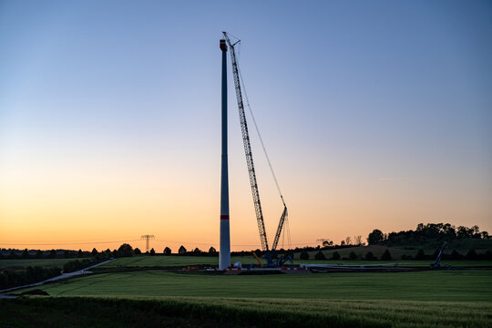Aufbau einer 275 Meter Windkraftanlage
