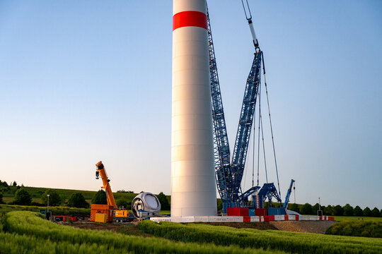 Aufbau einer 275 Meter Windkraftanlage
