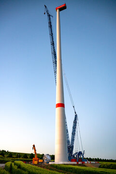 Aufbau einer 275 Meter Windkraftanlage