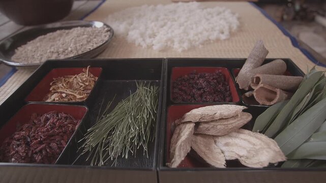 Korean traditional alcohol brewing ingredients medicinal herbs cinnamon dried tangerine peel jujube pine needle bamboo leaf 대한민국 한국 전통주 빚는 재료 한약재 한약재료 약초 계피 말린귤껍질 진피 대추 솔잎 댓잎 대나무잎 발효 식품 양조장 주조 장인 비법 전