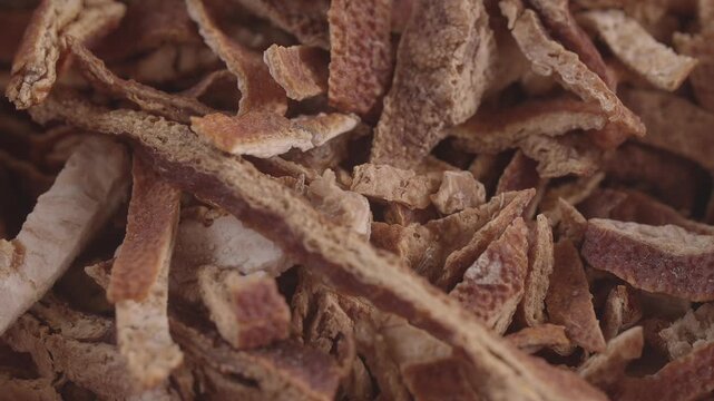 Korean traditional alcohol brewing ingredients medicinal herbs cinnamon dried tangerine peel jujube pine needle bamboo leaf 대한민국 한국 전통주 빚는 재료 한약재 한약재료 약초 계피 말린귤껍질 진피 대추 솔잎 댓잎 대나무잎 발효 식품 양조장 주조 장인 비법 전
